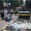 Ribuan botol miras hasil razia dimusnahkan di halaman Mapolres Kuningan.